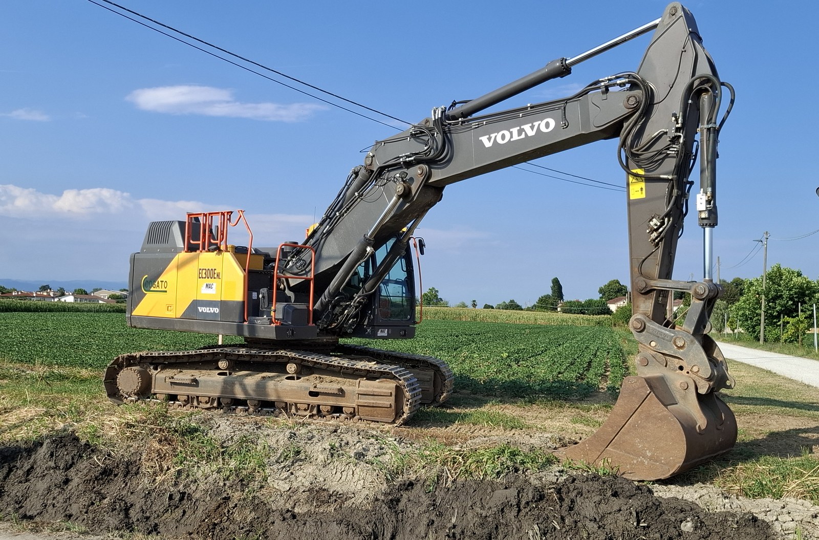 Escavatore Volvo EC300E dell’impresa Costruzioni Cogato nel cantiere di Strada Cul de Ola a Vicenza