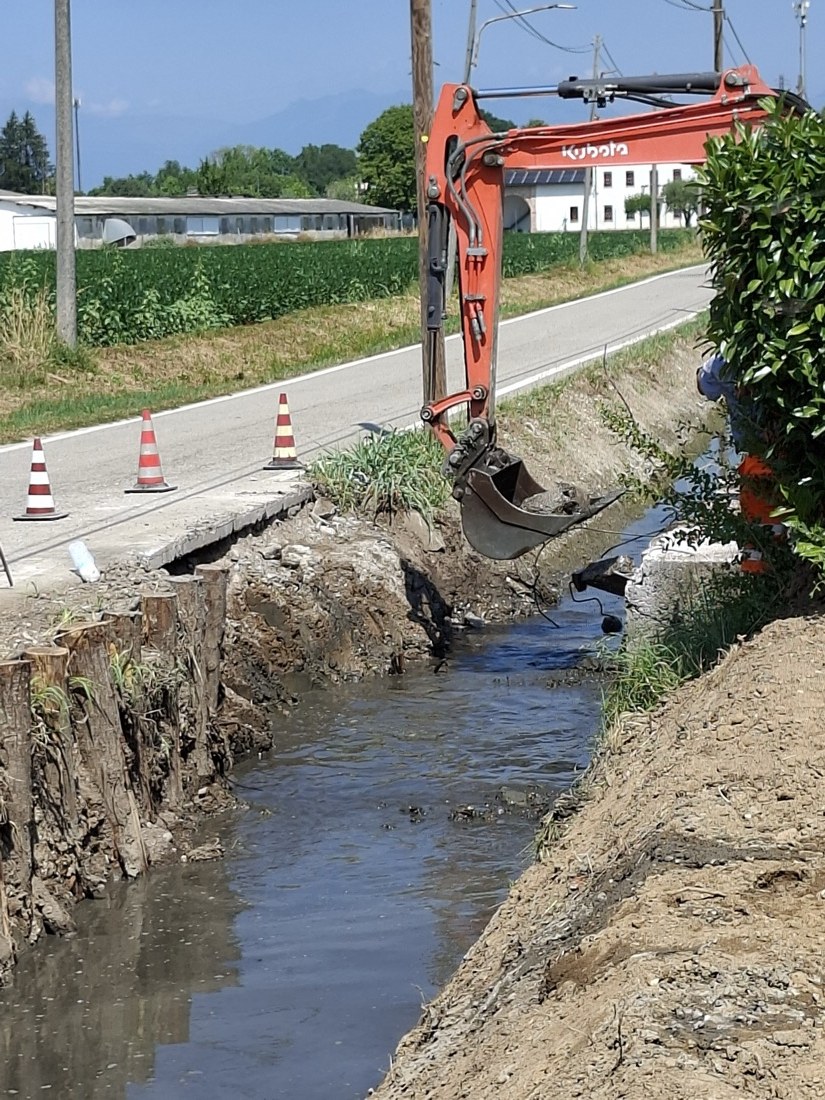 Escavatore al lavoro per la ricalibrazione del fossato in Strada Cul de Ola a Vicenza