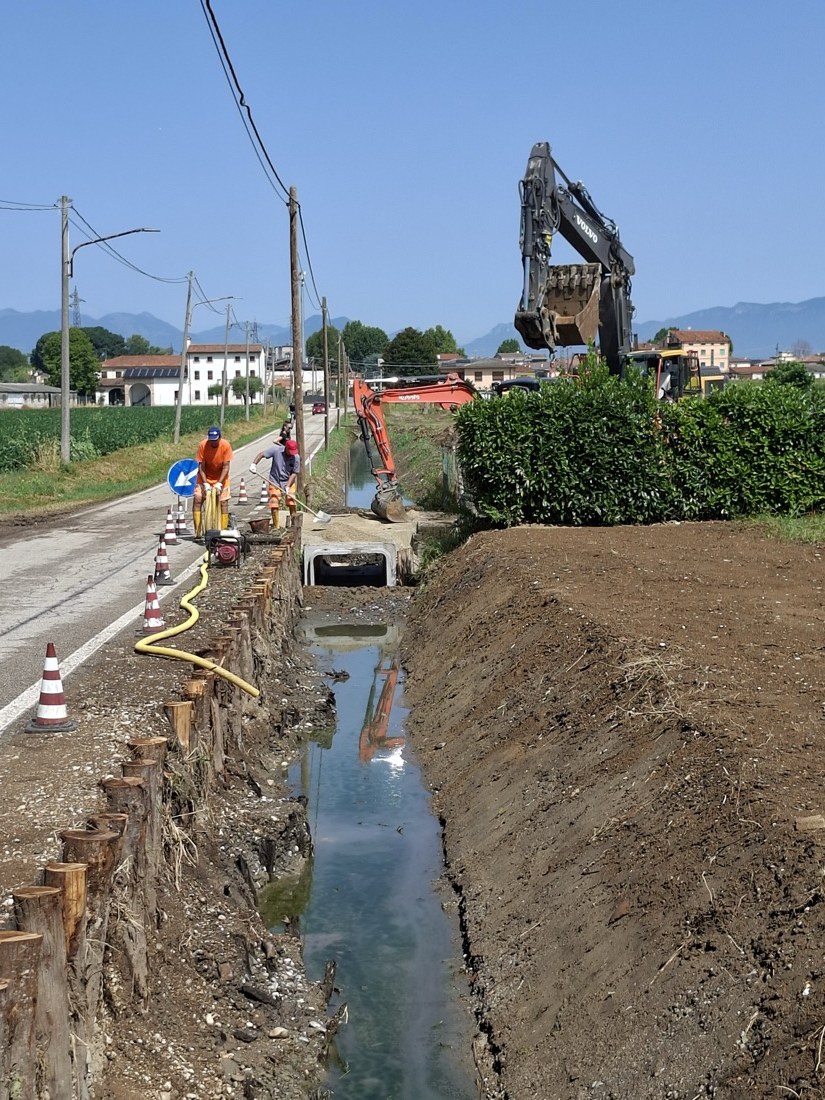 Sistemazione delle sponde con posa di pali in legno affiancati in Strada Cul de Ola a Vicenza