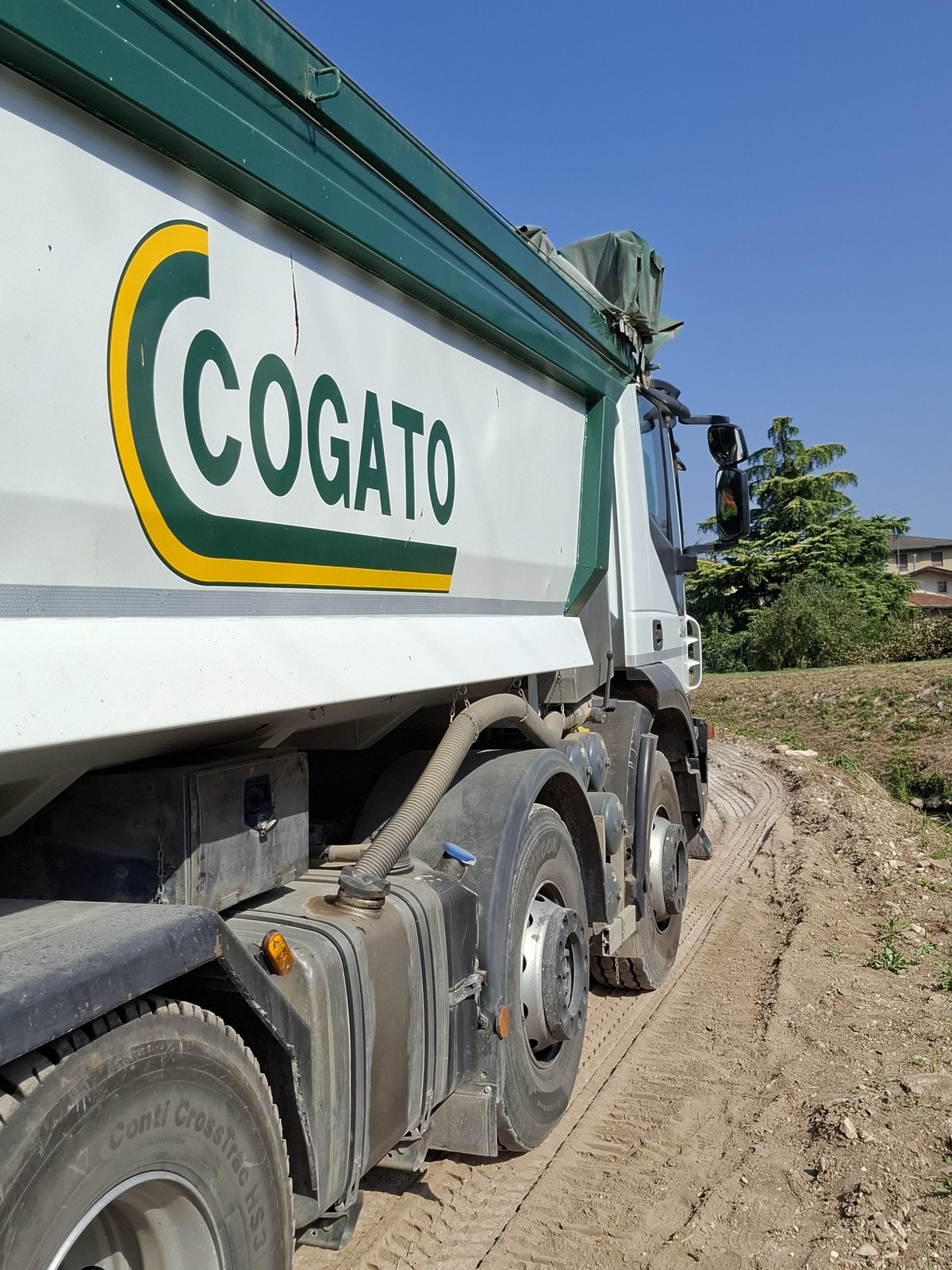 Autocarro dell impresa Costruzioni Cogato nel cantiere sugli argini del Bacchiglione
