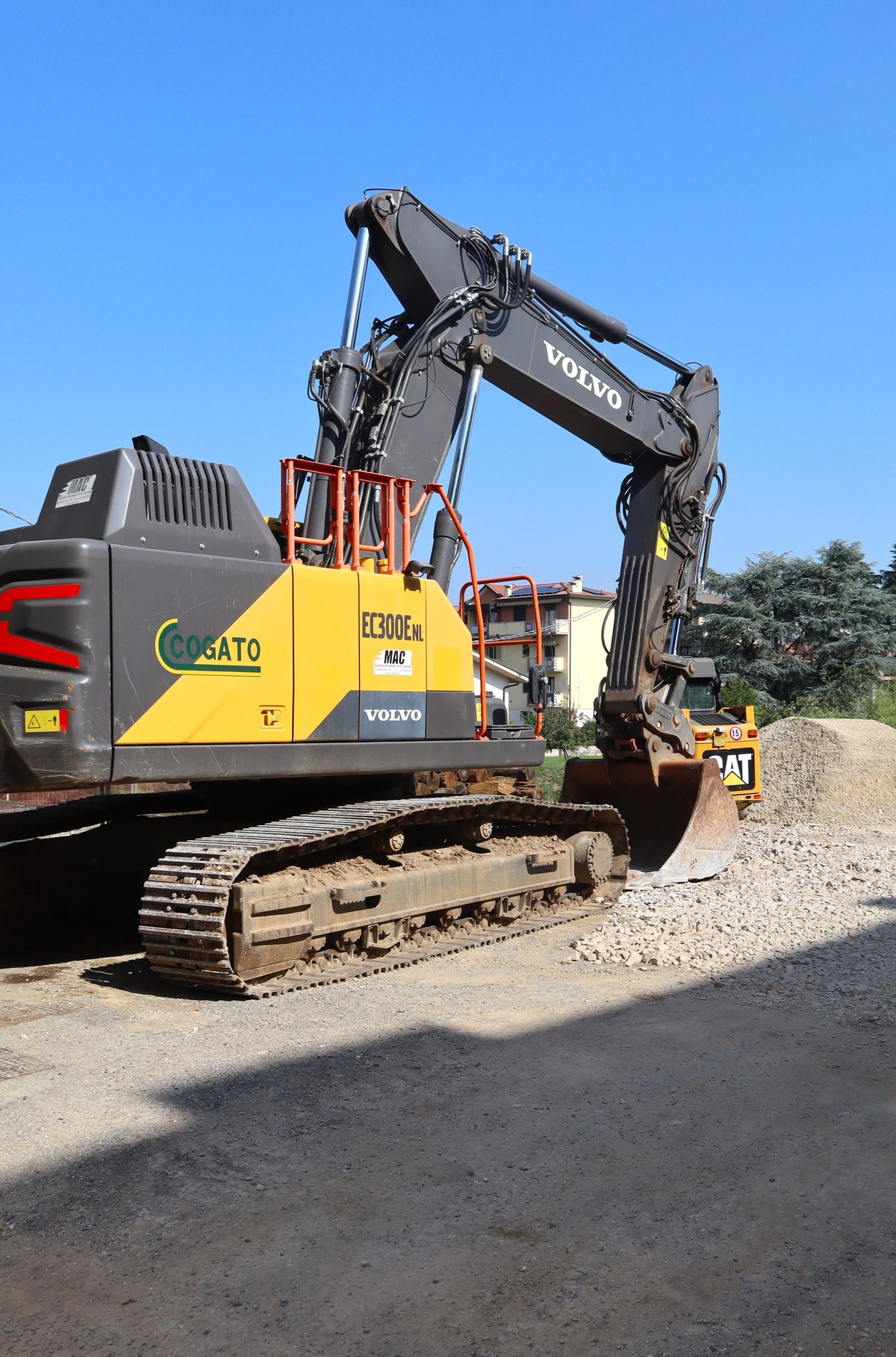 Escavatore Volvo EC300E dell impresa Costruzioni Cogato nel cantiere di Vicenza