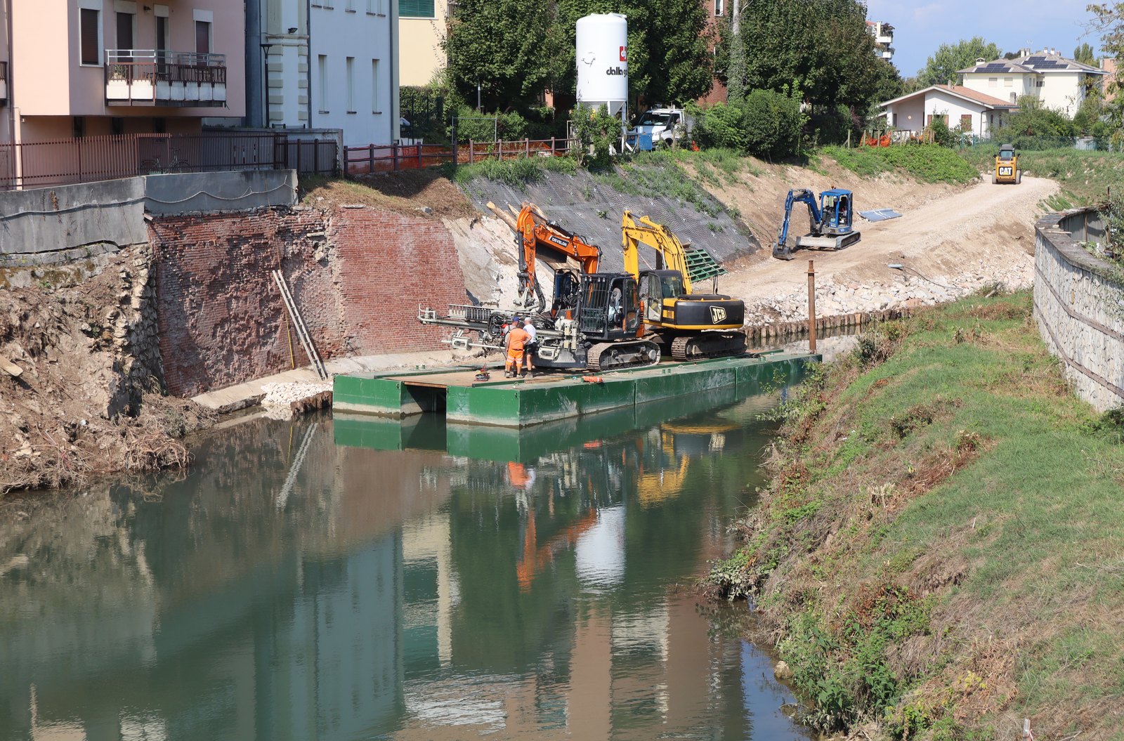 Cantiere dell impresa Costruzioni Cogato sui muri d argine del fiume Bacchiglione a Vicenza